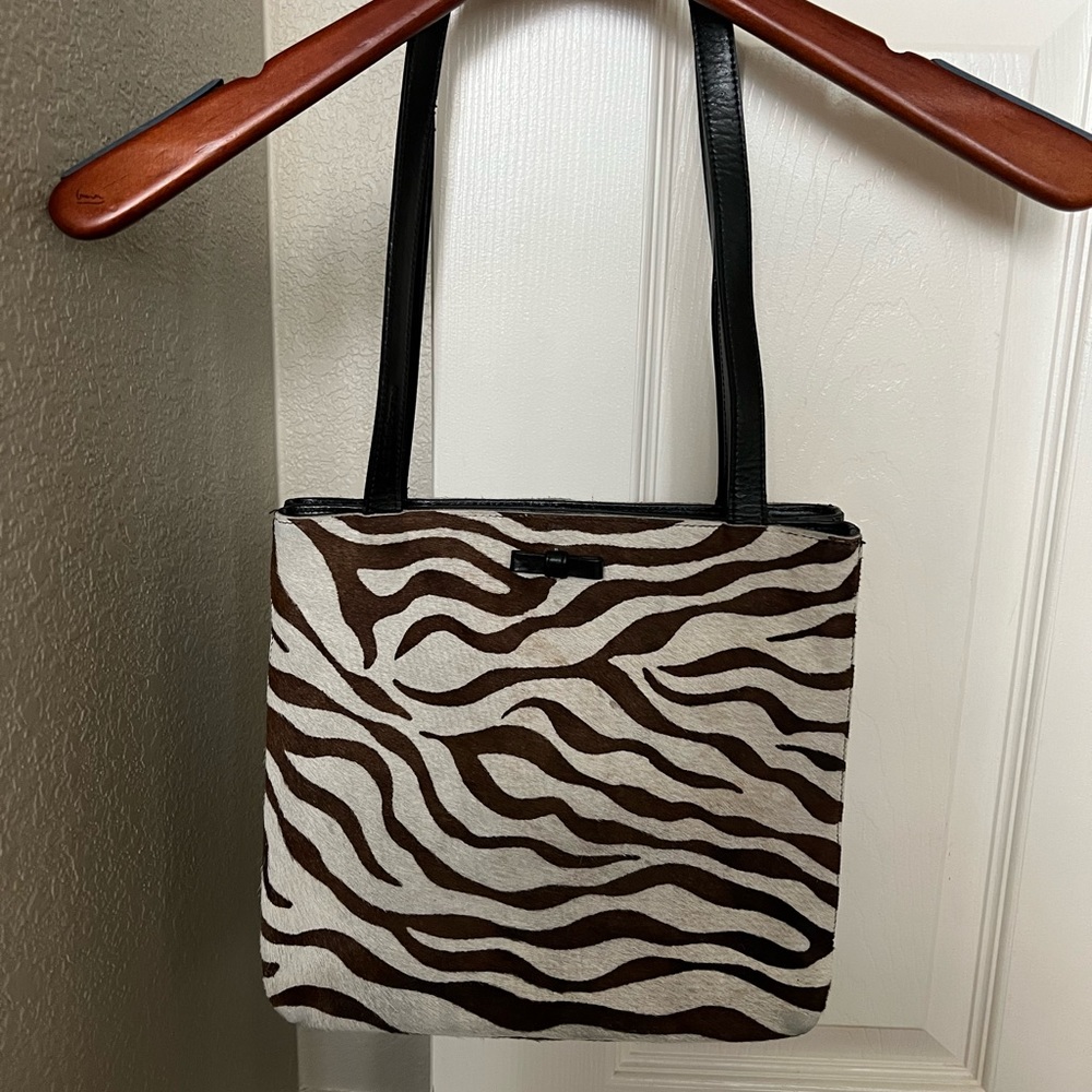 Liz Claiborne handbag animal print with small bow detail. Like new.